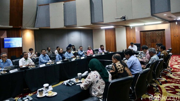 Airlangga-APINDO Bahas Nasib Sritex Menteri Koordinator Bidang Perekonomian Airlangga Hartarto menerima perwakilan APINDO di Jakarta. Pertemuan itu salah satunya membahas nasib Sritex.