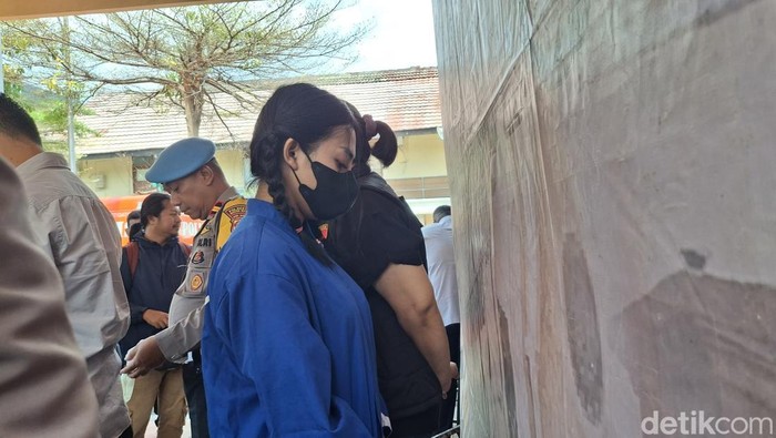 AJP, wanita selebgram sekaligus disc jockey (DJ) klub malam di Kota Bogor ditangkap polisi karena mempromosikan situs judi online. AJP terancam 10 tahun bui. (M Sholihin/detikcom)