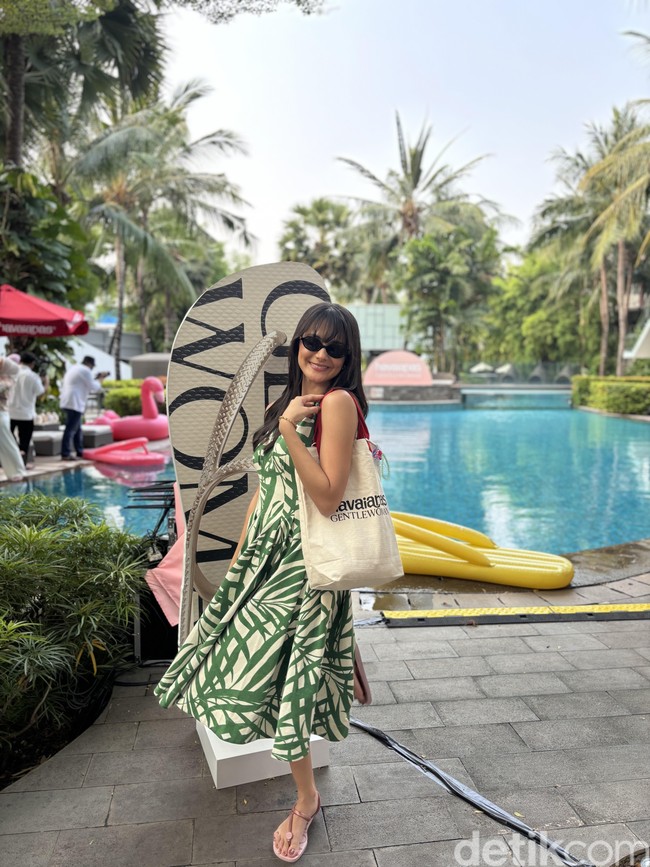 Saat bepergian ke pantai, Amanda Rawles memilih untuk memakai baju yang flowy dan casual. Dia juga mengutamakan kenyamanan dengan memakai sendal jepit. Foto: dok. R Chairini Putong/Wolipop