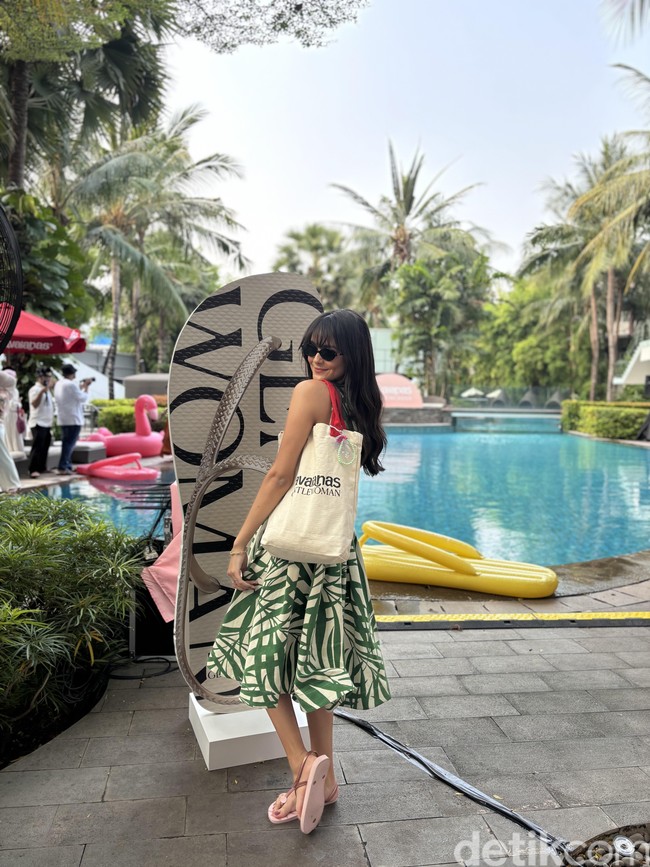 Aktris blasteran Australia-Indonesia itu tampil dengan gaya musim panas, memakai dress putih bermotif janur daun kelapa. Lengkap dengan kacamata hitam dan sendal jepit pink Havaianas x Gentlewoman. Foto: dok. R Chairini Putong/Wolipop