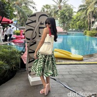 Aktris blasteran Australia-Indonesia itu tampil dengan gaya musim panas, memakai dress putih bermotif janur daun kelapa. Lengkap dengan kacamata hitam dan sendal jepit pink Havaianas x Gentlewoman. Foto: dok. R Chairini Putong/Wolipop