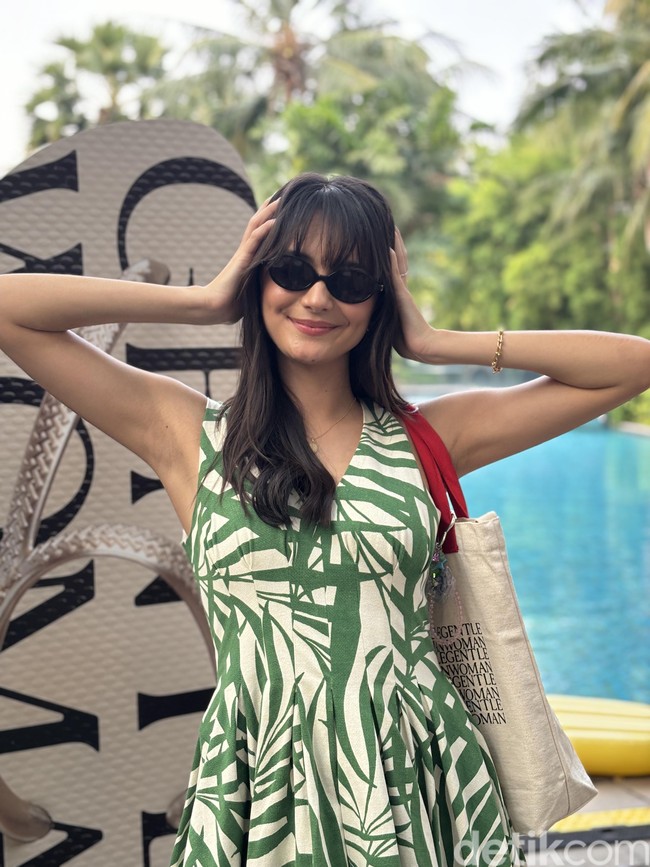 “Kalau aku suka pakai baju-baju yang flowy, yang casual, yang nyaman dan pastinya adem terus pakai sendal jepit,” ungkap Amanda Rawles kepada Wolipop. Foto: dok. R Chairini Putong/Wolipop