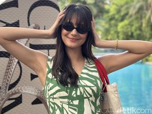 7 Gaya Andalan Amanda Rawles ke Pantai, Padu Padan Dress dan Sendal Jepit