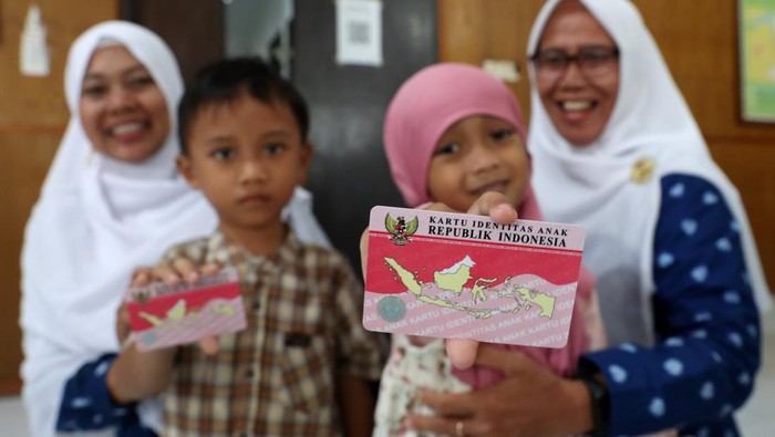 Dua anak memperlihatkan Kartu Identitas Anak (KIA) yang selesai dibuat Dinas Kependudukan dan Catatan Sipil (Disdukcapil) Kota Banda Aceh di Aceh, Rabu (30/10/2024). Disdukcapil Kota Banda Aceh menyebutkan hingga akhir Oktober 2024 realisasi KIA untuk anak berusia 0-17 tahun mencapai 71.730 jiwa atau 86,16 persen dari 83.254 jiwa yang wajib memiliki kartu identitas. ANTARA FOTO/Irwansyah Putra/rwa.