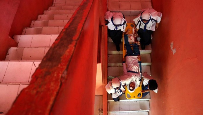 Anak Sekolah di Aceh Belajar Evakuasi Mandiri Gempa dan Tsunami Siswa Palang Merah Remaja (PMR) SMP Negeri 17 mengevakuasi rekannya yang cidera saat simulasi penanganan gempa dan tsunami di Banda Aceh, Aceh, Selasa (29/10/2024). Simulasi dan mitigasi yang melibatkan ratusan pelajar dan petugas Badan Penanggulangan Bencana Daerah (BPBD) tersebut dilaksankan sebagai upaya meningkatkan kesiapsiagaan dan pengurangan risiko serta korban jiwa akibat bencana. ANTARA FOTO / Irwansyah Putra/YU