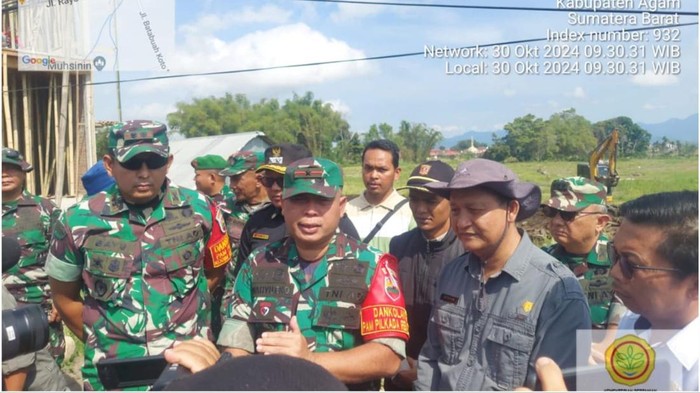 Anggota TNI dan tim gabungan mulai bekerja merehab lahan yang rusak akibat lahar dingin Gunung Marapi, Agam, Sumbar.
