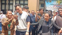 Baim Wong terlihat senyum ketika ada seorang bapak-bapak meminta selfie bareng dengannya. Foto: Febri/detikHOT