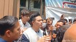 Muka Serius Baim Wong di Pengadilan Tanpa Kehadiran Paula Verhoeven