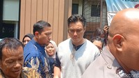 Mimik wajah Baim Wong terlihat serius banget, tanpa senyuman. Foto: Febri/detikHOT