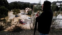Beberapa mobil tersapu air setelah banjir yang didahului oleh hujan lebat menyebabkan sungai meluap di kota Alora, Malaga, Spanyol, Selasa (29/10/2024). AP/Gregorio Marrero