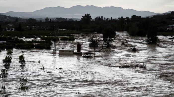 Banjir Bandang Terjang Spanyol, Sejumlah Orang Dilaporkan Hilang Cars are being swept away by the water, after floods preceded by heavy rains caused the river to overflow its banks in the town of Alora, Malaga, Tuesday, Oct. 29, 2024. (AP Photo/Gregorio Marrero)