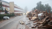 Penampakan barang-barang yang rusak dari sebuah pabrik furnitur berserakan di jalanan La Alcudia, wilayah Valencia, Spanyol, Rabu (30/10/2024).