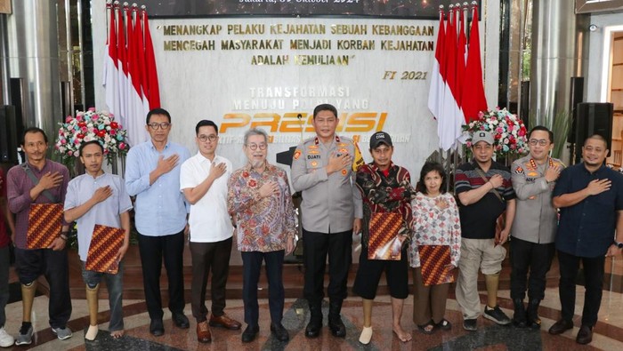 Bidang Humas Polda Metro Jaya memberikan bantuan kaki palsu untuk sahabat disabilitas sebagai bentuk kepedulian dalam rangka peringatan HUT Humas Polri ke-73. (dok Istimewa)