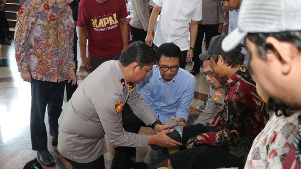 Bidang Humas Polda Metro Jaya memberikan bantuan kaki palsu untuk sahabat disabilitas sebagai bentuk kepedulian dalam rangka peringatan HUT Humas Polri ke-73. (dok Istimewa)