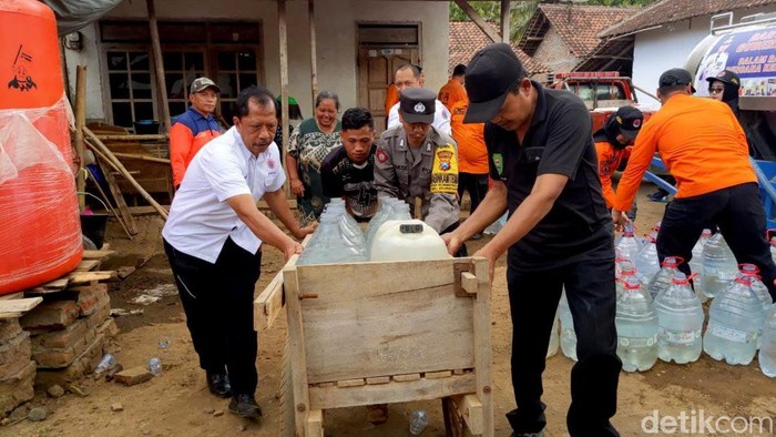 BPBD Jatim Distribusikan Air Bersih di Trenggalek BPBD Jatim Distribusikan Air Bersih di Trenggalek