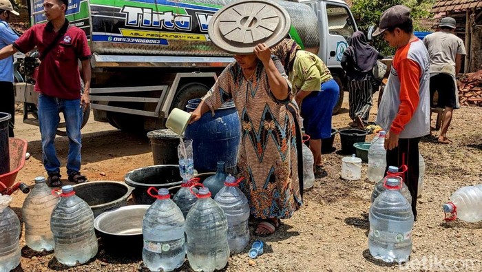 BPBD Jatim Distribusikan Air Bersih di Trenggalek