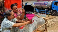 Berdasarkan data BPBD Jawa Timur dari 38 kabupaten/kota, 27 di antaranya telah mengeluarkan setatus darurat bencana kekeringan. Kondisi masing-masing wilayah yang tedampak bervariasi, mulai puluhan hingga ratusan desa.