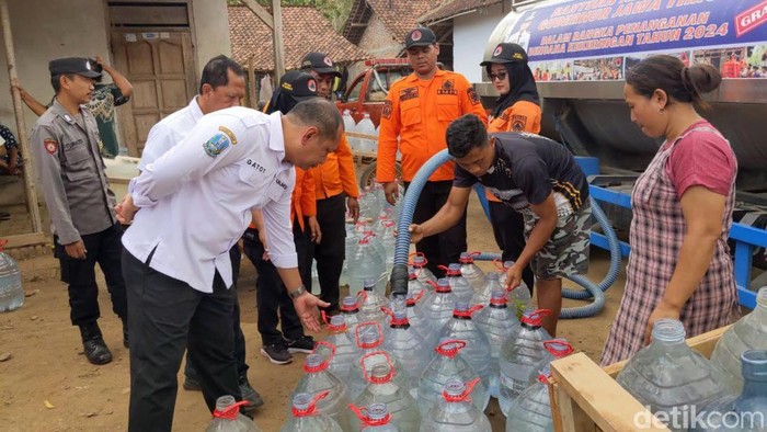 BPBD Jatim Distribusikan Air Bersih di Trenggalek