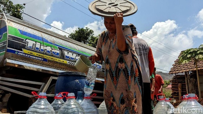 BPBD Jatim Distribusikan Air Bersih di Trenggalek