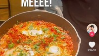 Shakshouka adalah hidangan populer di Afrika Utara, berupa telur mata sapi yang dimasak dalam saus tomat, cabai, bawang bombai, dan beberapa bumbu rempah lainnya. Foto: TikTok Bryan Domani
