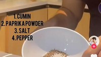 Kakak Megan Domani ini lalu menyiapkan bumbu bubuk untuk shakshouka. Isiannya ada bubuk jinten, bubuk paprika, garam, dan lada. Foto: TikTok Bryan Domani