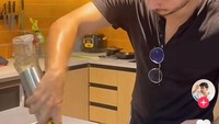 Kalau ini aksi Bryan Domani menyiapkan wajan untuk menumis. Terlihat ia menggunakan sedikit minyak zaitun yang dipanaskan di atas wajan. Foto: TikTok Bryan Domani