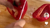 Bryan Domani menyiapkan bahan-bahan utama shakshouka yaitu tomat, paprika, cabai, dan bawang bombai. Semua diiris menjadi potongan kecil. Aktor 24 tahun ini tampak piawai memotong bahan makanan. Foto: TikTok Bryan Domani