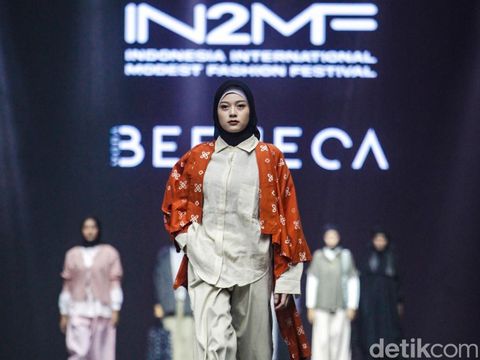 Model memperagakan busana rancangan Beeneca pada Indonesia International Modest Fashion Festival (IN2MF) di Jakarta Convention Center (JCC), Jakarta, Rabu (30/10/2024). IN2MF 2024 diikuti 228 desainer nasional dan 10 desainer luar negeri yang berlangsung pada 30 Oktober - 3 November 2024.