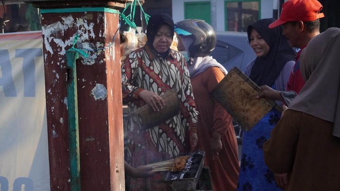 Cagub Jatim nomor urut 3 Tri Rismaharini (Risma) turut membakar sate sambil berdialog dengan pedagangnya.