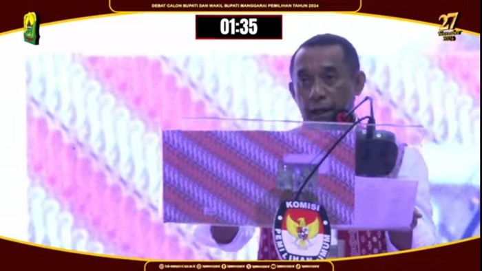 Calon bupati Manggarai NTT Heribertus GL Nabit saat memaparkan visi-misi dalam debat publik, Rabu (30/10/2024). (Foto: Dok. KPU Manggarai)