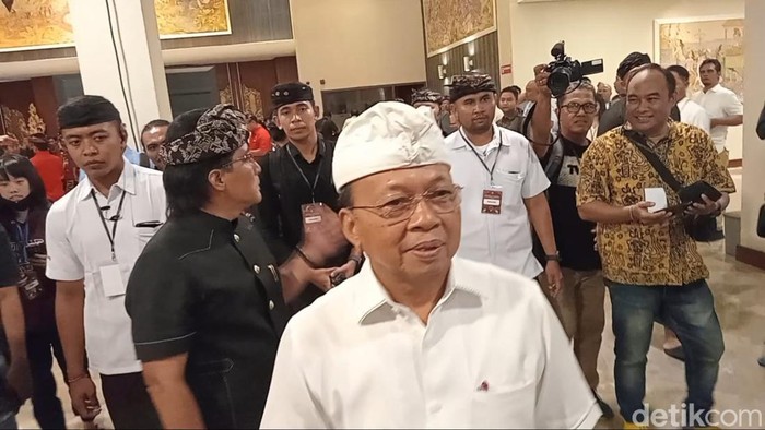 Calon gubernur Bali sebelum memasuki ruang debat publik Pilgub Bali 2024 di Denpasar, Rabu (30/10/2024).