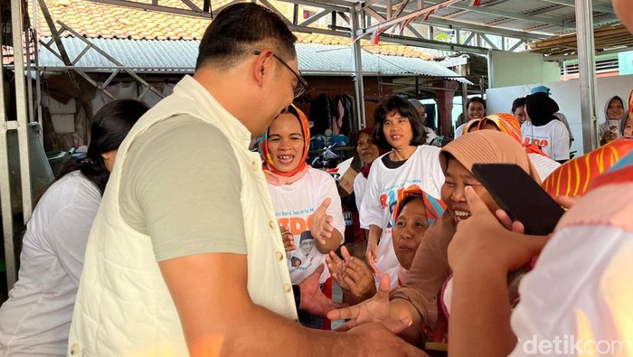 Calon Gubernur (Cagub) Jakarta Ridwan Kamil (RK) kampanye ke Jalan Pengadegan Timur I, Pancoran, Jakarta Selatan (Rifka/detikcom).