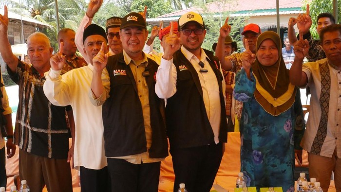 Calon Wali Kota dan Wakil Wali Kota Batam,Nuryanto dan Hardi saat berkunjung ke Pulau Abang. (Foto: Istimewa).