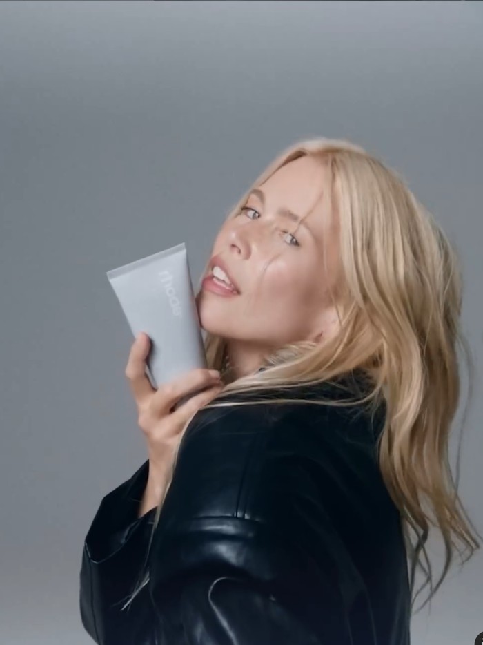 Claudia Schiffer jadi model Rhode Skin milik Hailey Bieber.