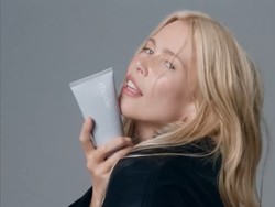 Rilis Skincare Baru, Hailey Bieber Gandeng Claudia Schiffer Jadi Model Iklan