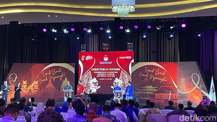 Busana paslon gubernur dan wakil gubernur Jateng saat debat perdana, Rabu (30/10/2024).