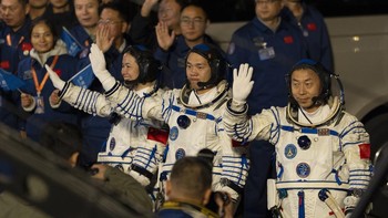 Wang saat ini adalah satu-satunya teknisi penerbangan antariksa wanita China dan akan menjadi warga negara China wanita ketiga yang dikirim ke luar angkasa. Dari 14 misi berawak, setengahnya adalah kunjungan ke stasiun luar angkasa yang dibangun secara independen oleh China, Tiangong, atau Istana Surgawi dalam bahasa Mandarin.