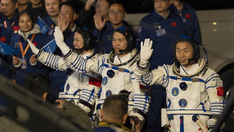 Detik-detik China Luncurkan Misi Luar Angkasa Shenzhou-19 A Long March rocket with a Shenzhou-19 spacecraft atop takes off from the Jiuquan Satellite Launch Center in Jiuquan, northwestern China in the early hours of Wednesday, Oct. 30, 2024. (AP Photo/Ng Han Guan)