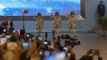 Dilansir Reuters, China meluncurkan wahana antariksa Shenzhou-19 pada hari Rabu (30/10/2024) untuk mengirim tiga astronaut ke orbit rendah Bumi dalam misi berawak ke-14 negara itu ke luar angkasa, tempat puluhan eksperimen ilmiah akan dilakukan.