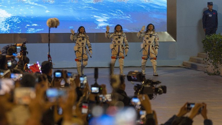 Detik-detik China Luncurkan Misi Luar Angkasa Shenzhou-19 A Long March rocket with a Shenzhou-19 spacecraft atop takes off from the Jiuquan Satellite Launch Center in Jiuquan, northwestern China in the early hours of Wednesday, Oct. 30, 2024. (AP Photo/Ng Han Guan)
