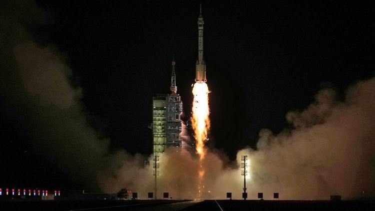 Detik-detik China Luncurkan Misi Luar Angkasa Shenzhou-19 A Long March rocket with a Shenzhou-19 spacecraft atop takes off from the Jiuquan Satellite Launch Center in Jiuquan, northwestern China in the early hours of Wednesday, Oct. 30, 2024. (AP Photo/Ng Han Guan)