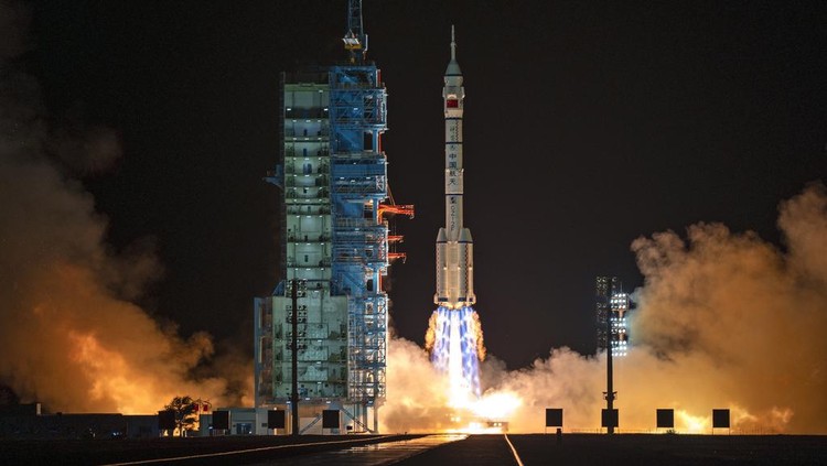 Detik-detik China Luncurkan Misi Luar Angkasa Shenzhou-19 A Long March rocket with a Shenzhou-19 spacecraft atop takes off from the Jiuquan Satellite Launch Center in Jiuquan, northwestern China in the early hours of Wednesday, Oct. 30, 2024. (AP Photo/Ng Han Guan)