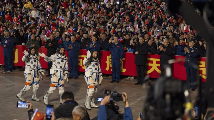 Detik-detik China Luncurkan Misi Luar Angkasa Shenzhou-19 A Long March rocket with a Shenzhou-19 spacecraft atop takes off from the Jiuquan Satellite Launch Center in Jiuquan, northwestern China in the early hours of Wednesday, Oct. 30, 2024. (AP Photo/Ng Han Guan)