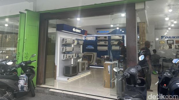 Display beragam merk AC di beberapa toko