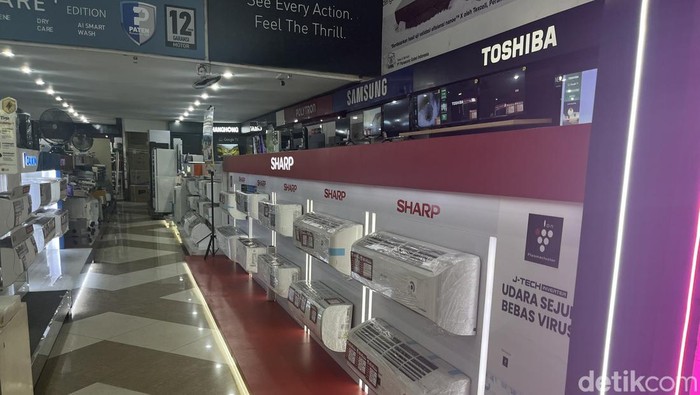 Display beragam merk AC di beberapa toko