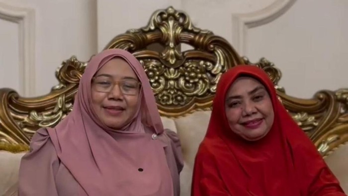Dua Nyai Pengasuh Ponpes Zainul Hasan Genggong Probolinggo yang sampaikan dukungan untuk Risma-Gus Hans.