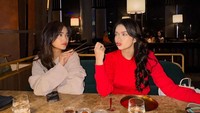 Kalau ini momen Fuji makan bareng Rebecca Klopper. Mereka santap di sebuah restoran daging panggang mewah dan siap menyantap menunya pakai sumpit. Foto: Instagram fuji_an