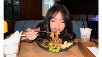 Fuji terkenal doyan makan. Ia pun tampak bersemangat ketika hendak menyantap seporsi kwetiau goreng di hadapannya. Foto: Instagram fuji_an