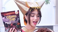 Wanita 21 tahun ini mendukung usaha rendang kemasan buatan sang ibu yang bermerek Mama Fuji. Terlihat rendang ini memiliki bumbu hitam pekat. Foto: Instagram fuji_an