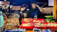 Bukti lain kalau Fuji tak pilih-pilih makanan atau tempat makan nih! Ia bersama sang kakak, Fadly sedang nongkrong di angkringan. Foto: Instagram fuji_an